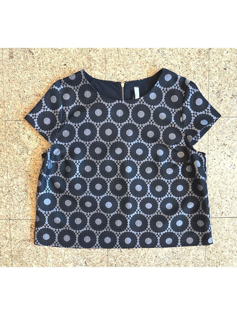 Kensie Geometric Brocade Cap Sleeve Top Women's M/L Black Gray Zip Back Mod